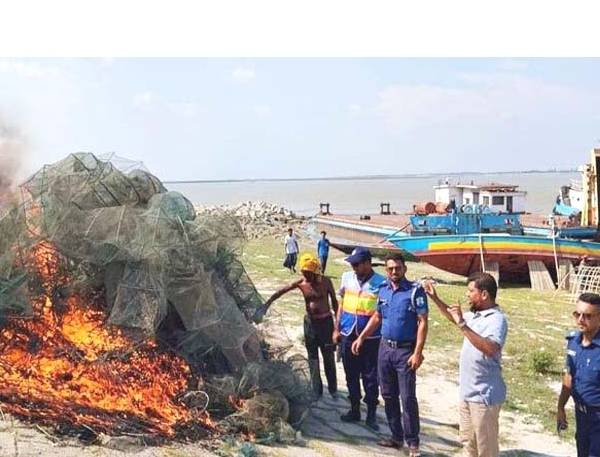 সিরাজগঞ্জে যমুনায় অভিযান, অবৈধ জাল জব্দ
